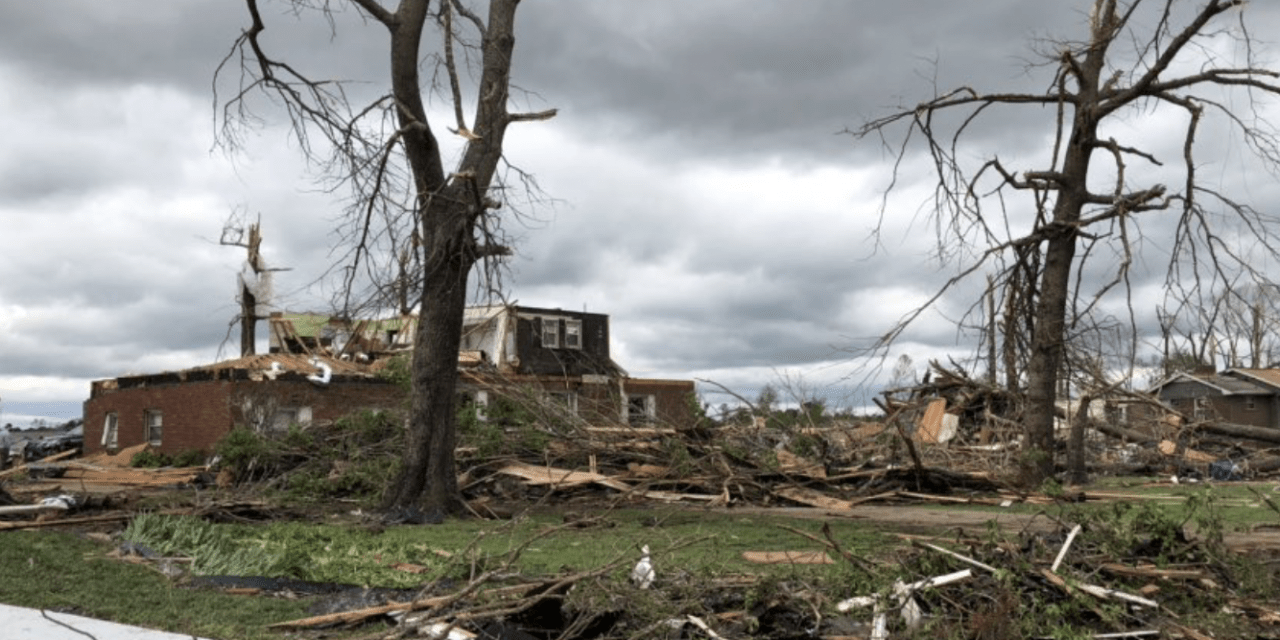 Quase 80 tornados e mais de 30 mortos em poucas horas