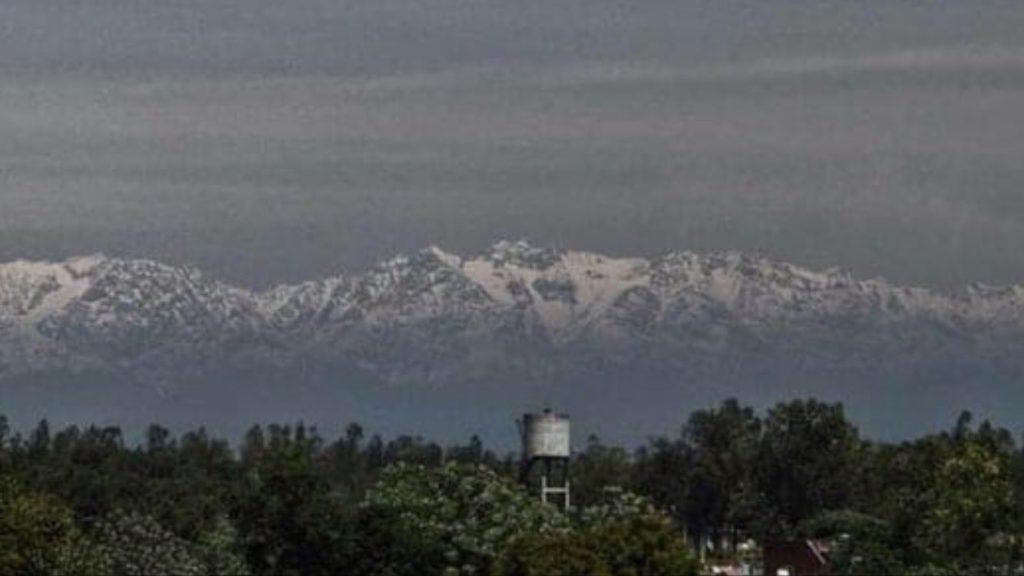 Com ar limpo, cidade indiana enxerga o Himalaia após muito tempo