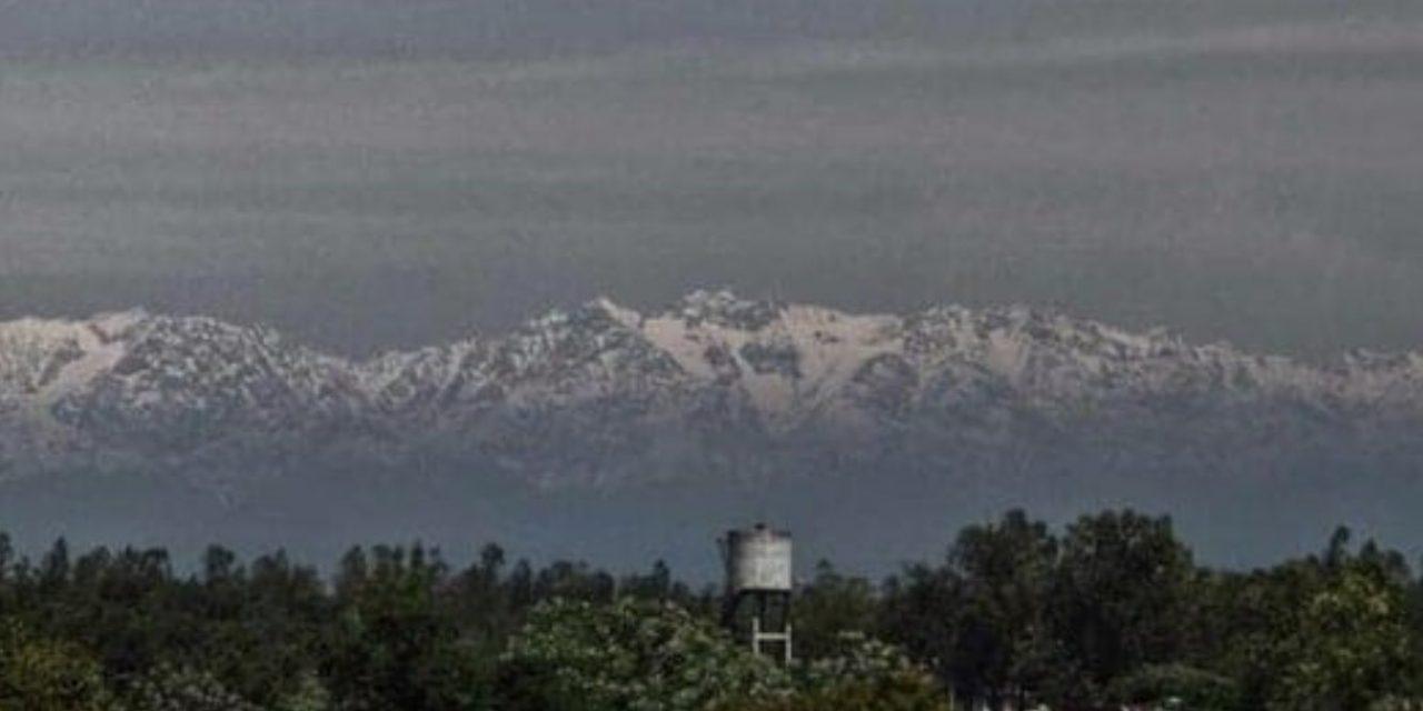 Com ar limpo, cidade indiana enxerga o Himalaia após muito tempo