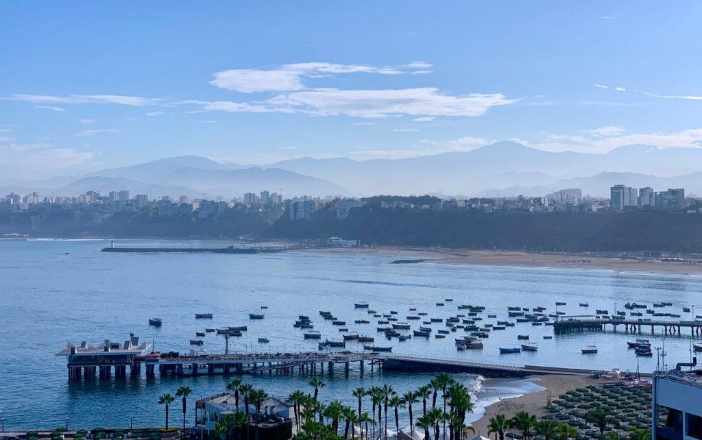 Moradores da capital peruana redescobrem os Andes com a crise do vírus