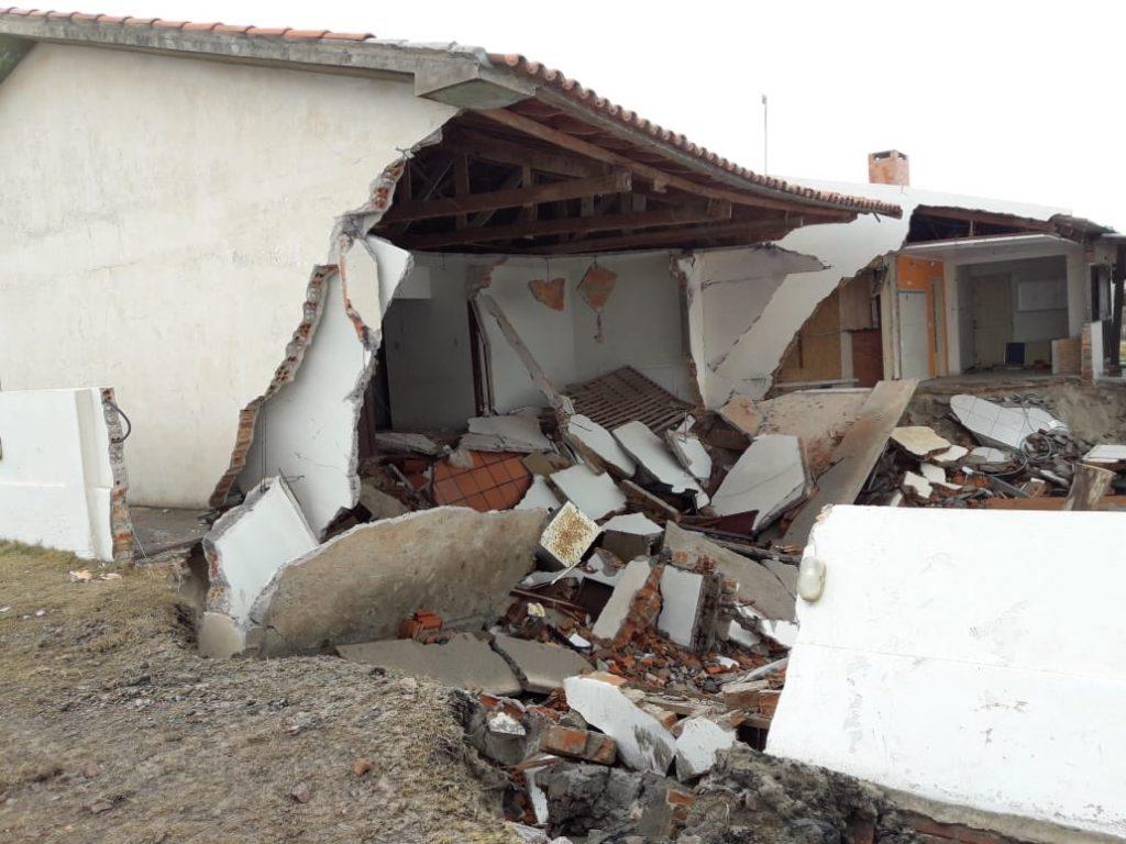 Ressaca do mar destrói casas no Litoral Sul gaúcho