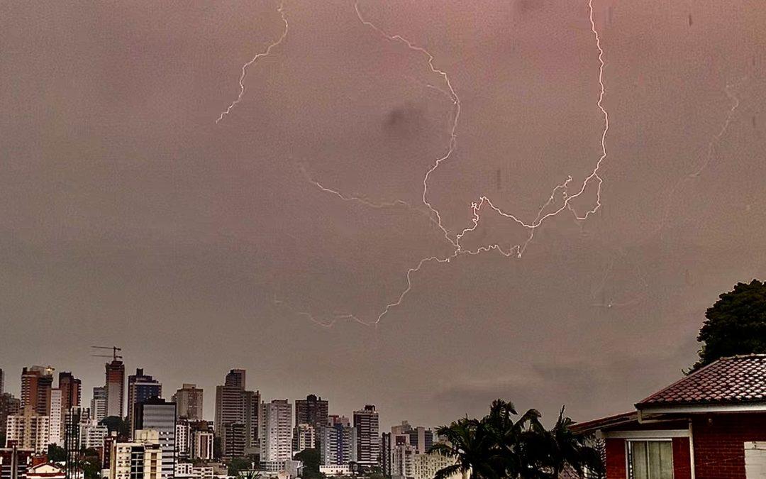 Grande Porto Alegre tem chuva volumusa e seguirá chovendo