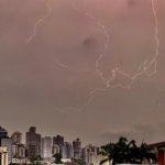 Grande Porto Alegre tem chuva volumusa e seguirá chovendo