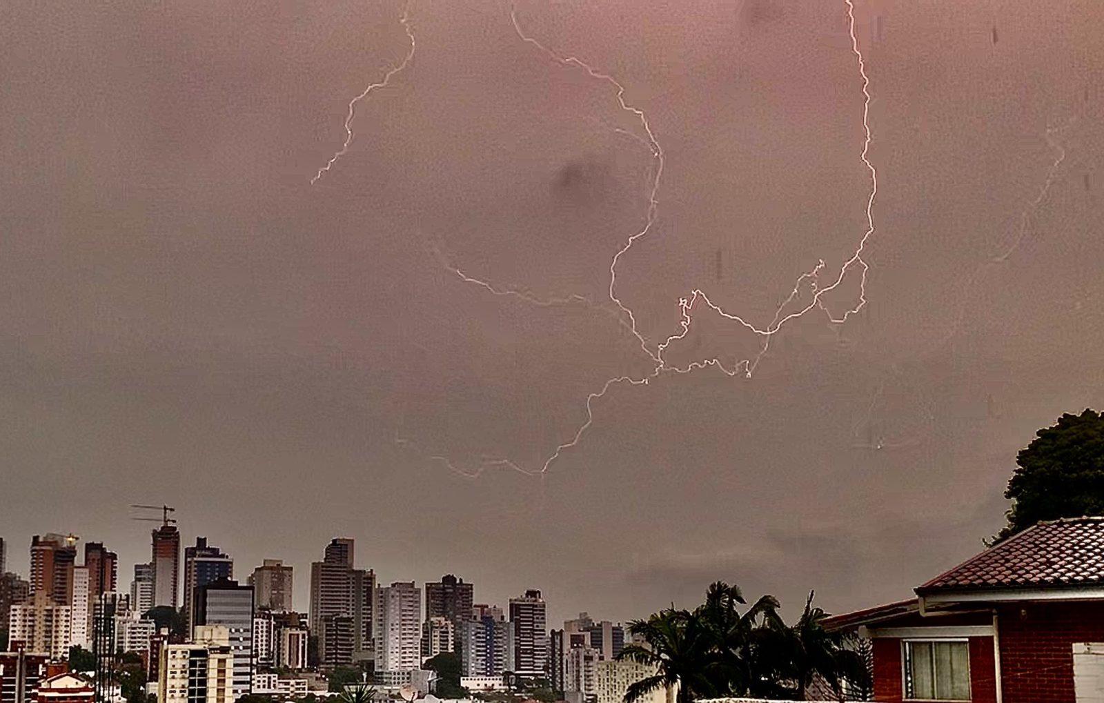 Grande Porto Alegre tem chuva volumusa e seguirá chovendo