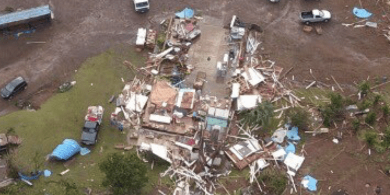 Imagens aéreas mostram a destruição pelo tornado em SC