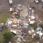 Imagens aéreas mostram a destruição pelo tornado em SC