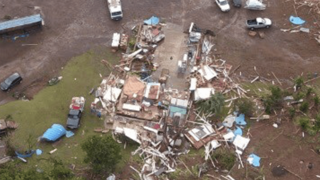 Imagens aéreas mostram a destruição pelo tornado em SC