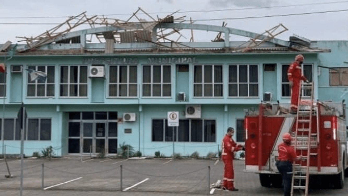 Intensa ventania de Norte traz estragos no Rio Grande do Sul
