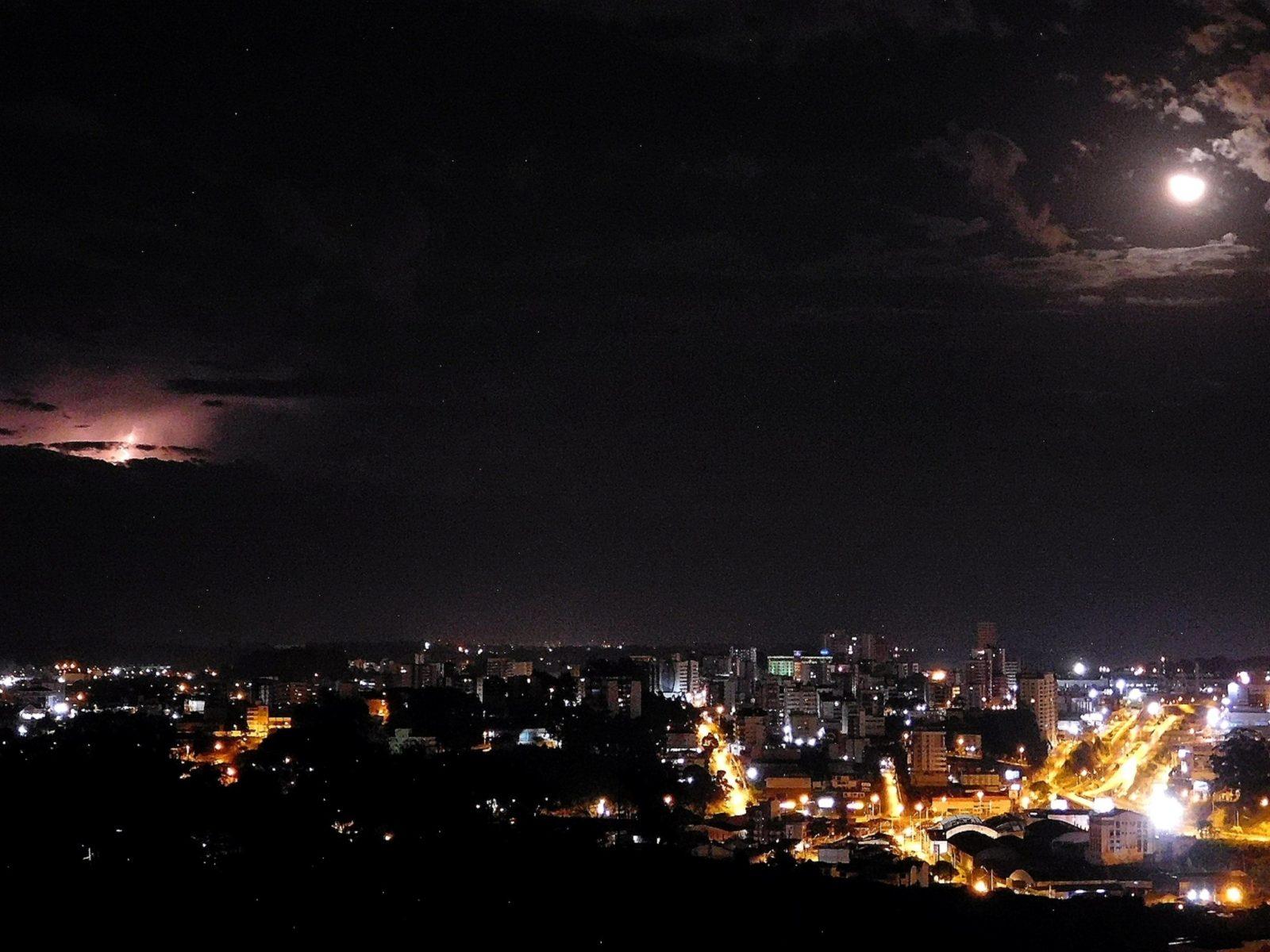 Temporal em Porto Alegre visto a 100 km de distância