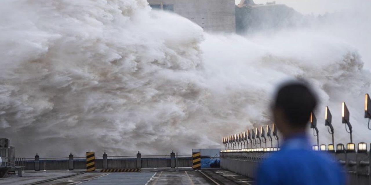 China explode represa para tentar conter as enchentes