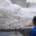 China explode represa para tentar conter as enchentes