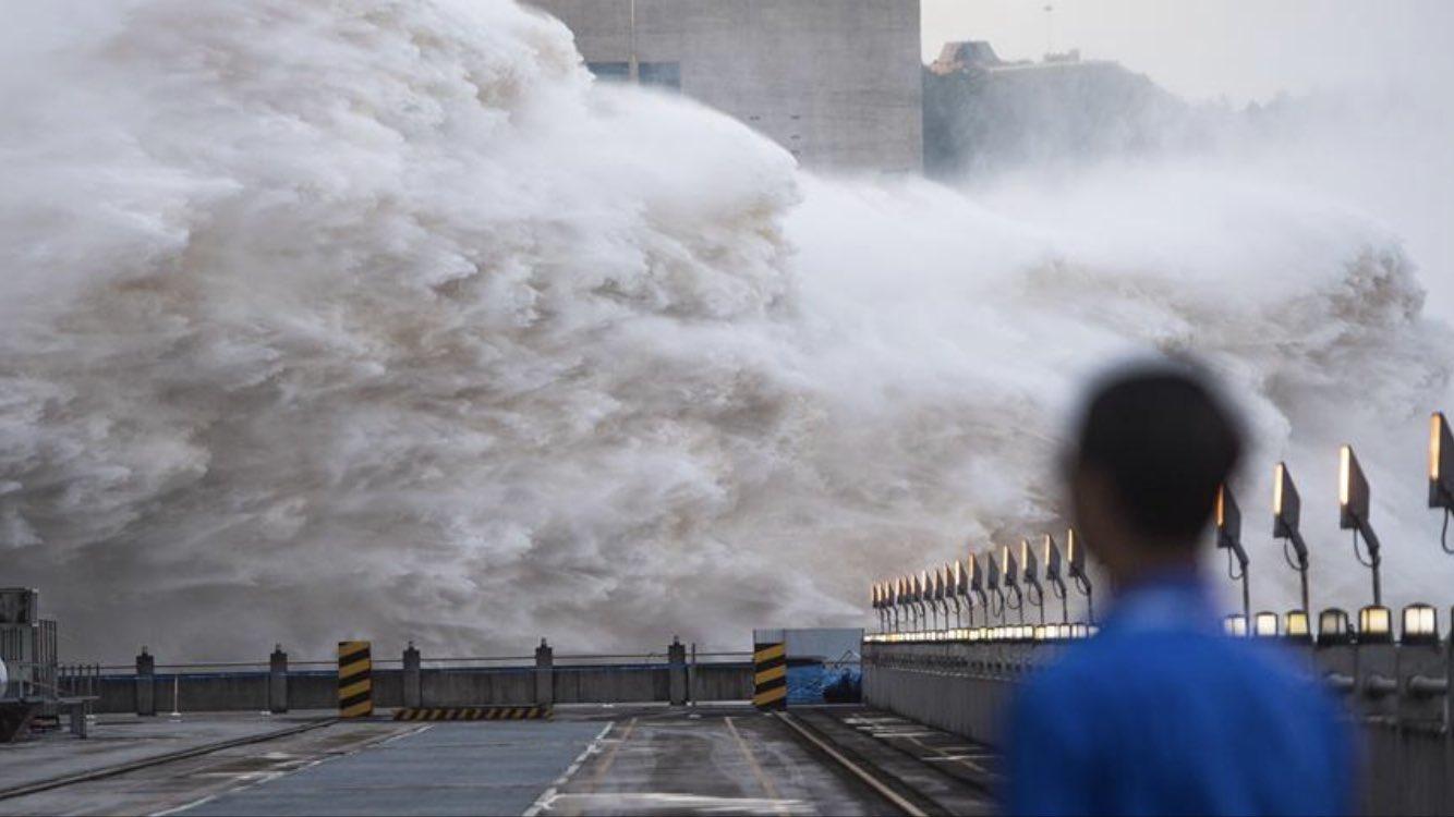 China explode represa para tentar conter as enchentes