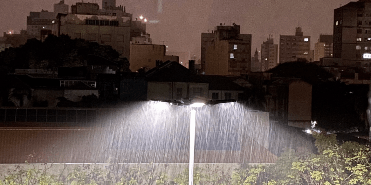 Porto Alegre começa a terça-feira sob temporal com granizo