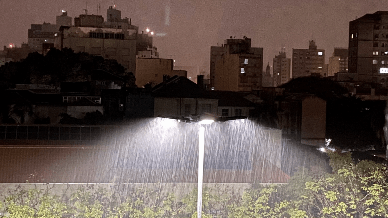 Porto Alegre começa a terça-feira sob temporal com granizo