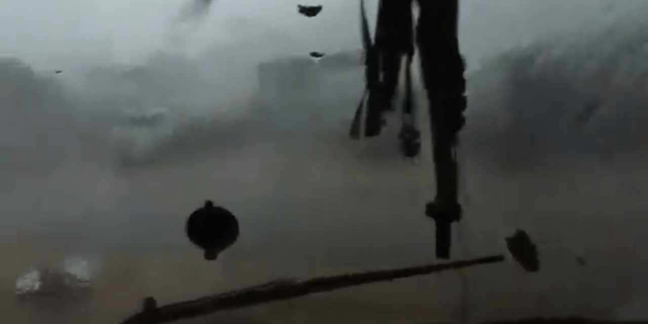 Raro video gravado dentro do tornado em Santa Catarina