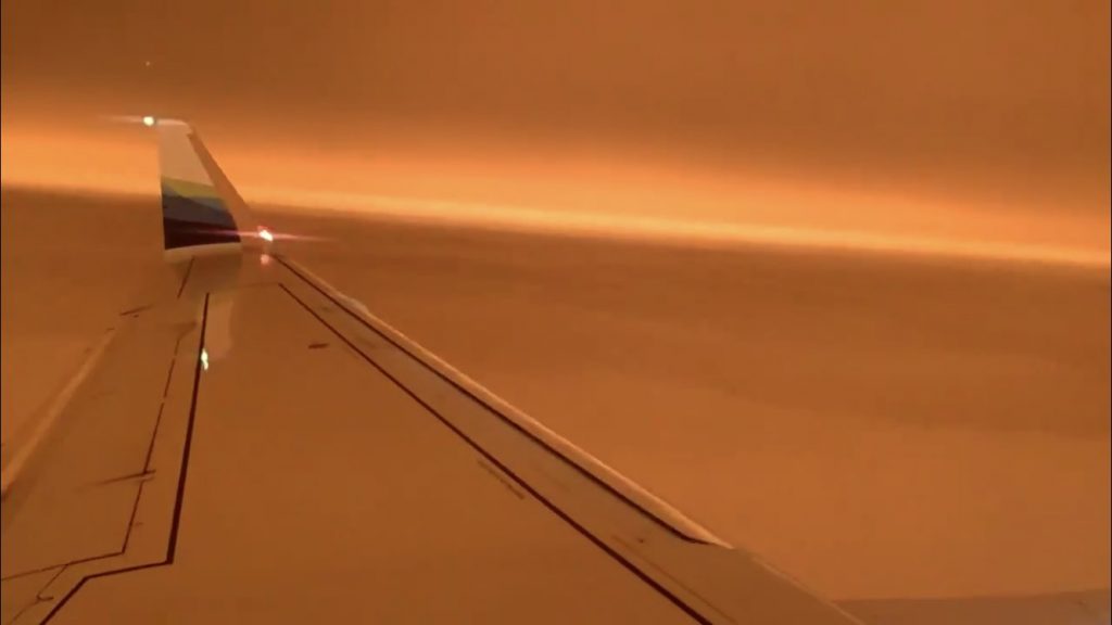 Impressionante vídeo de avião em meio à fumaça em San Francisco