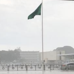 Chove em Brasília após meses e população comemora