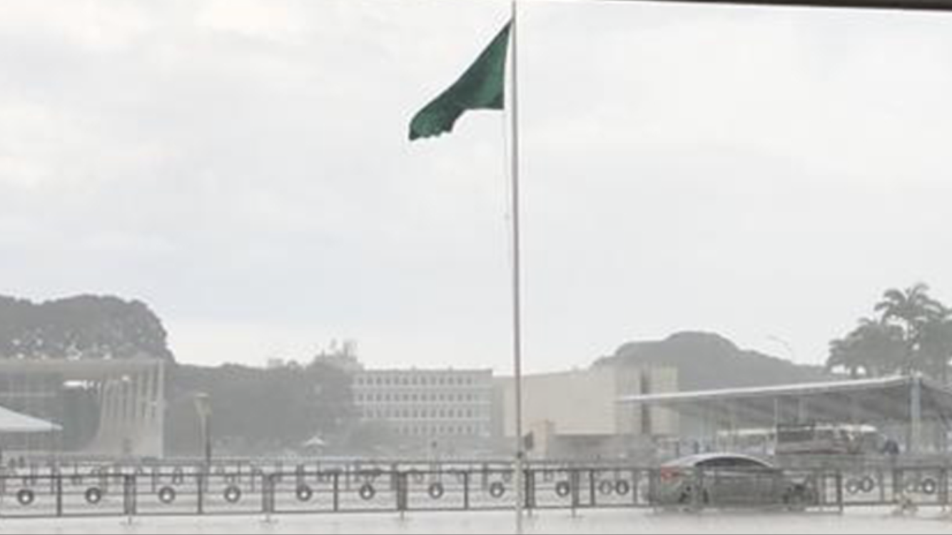 Chove em Brasília após meses e população comemora