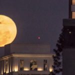 Noite de Halloween com Lua Azul