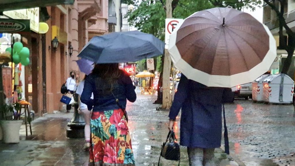Porto Alegre se aproxima da metade da média de chuva do mês