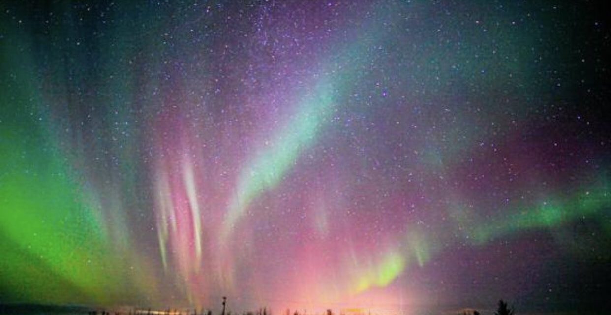 Auroras boreais vermelhas muito raras encantam na Europa