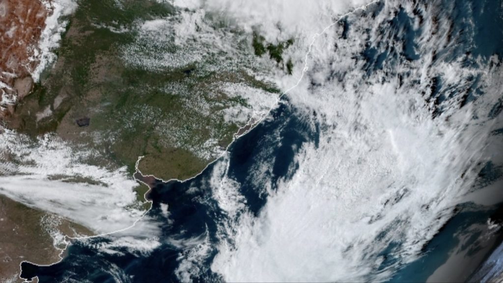 Ciclone e linha de temporais trouxeram vento forte