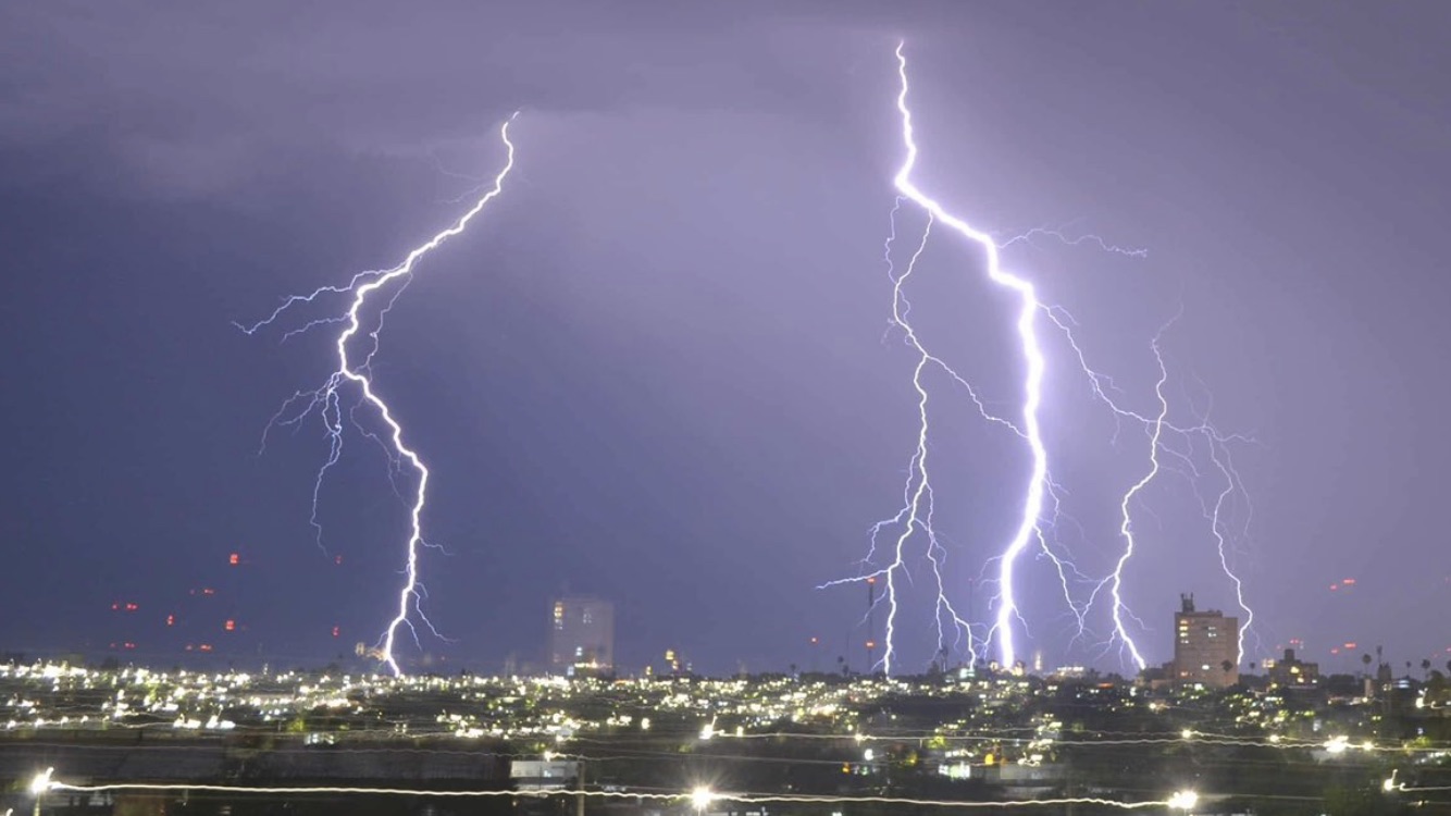 <span class="entry-title-primary">Fim de semana será de muitos raios</span> <h2 class="entry-subtitle">Instabilidade em atmosfera muito quente e úmida favorece muitas descargas elétricas </h2>