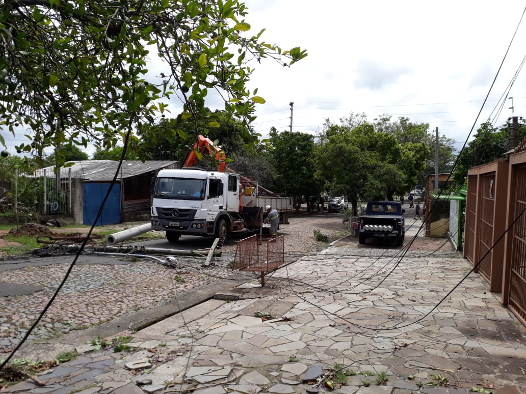 <span class="entry-title-primary">Porto Alegre enfrenta falta de luz e água após temporal</span> <h2 class="entry-subtitle">Muitos bairros da capital gaúcha estão sem luz e água nesta segunda-feira </h2>
