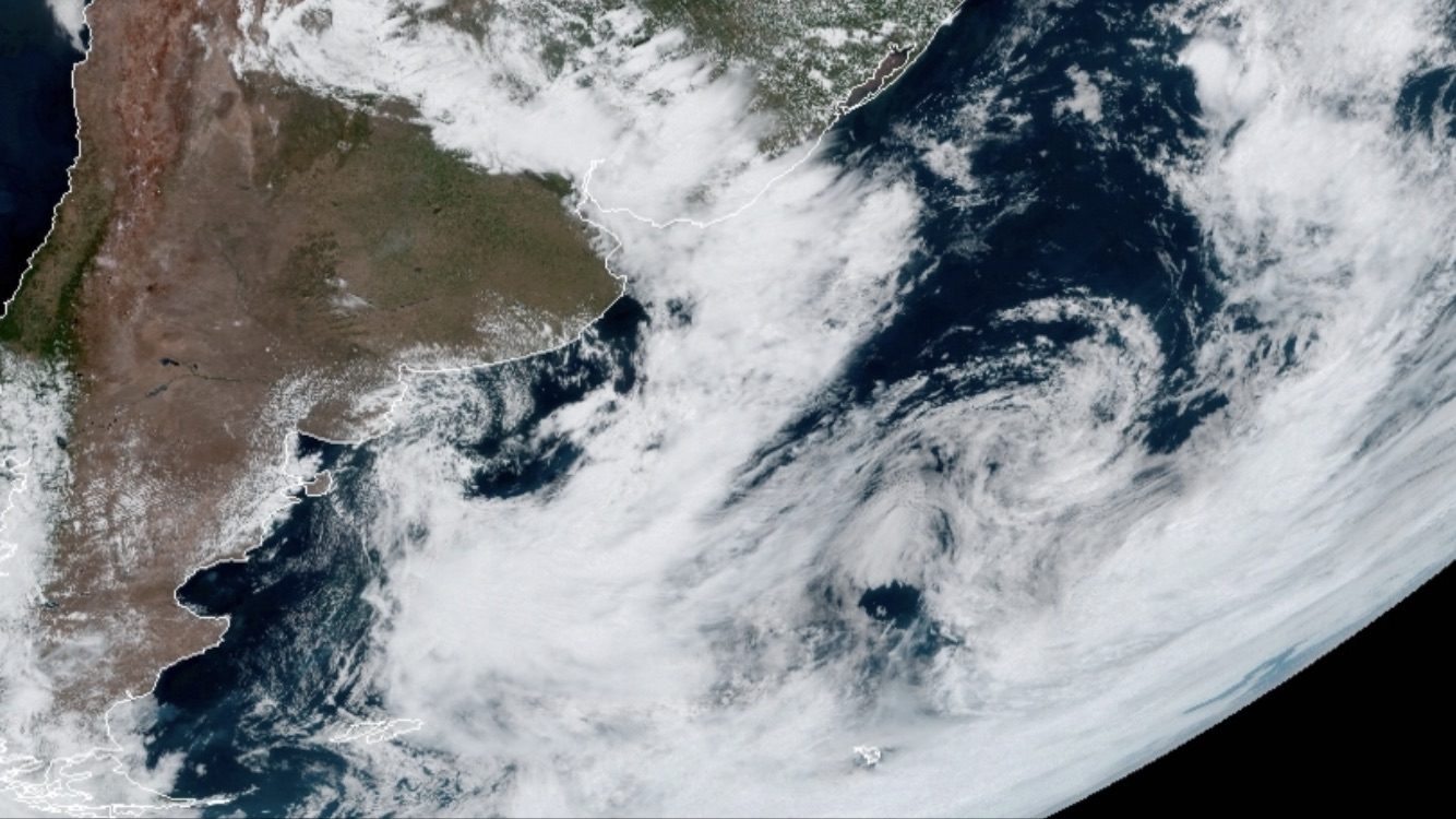 <span class="entry-title-primary">Dobradinha de ciclones no Atlântico Sul</span> <h2 class="entry-subtitle">Raro encontro na região de um ciclone subtropical com um extratropical </h2>
