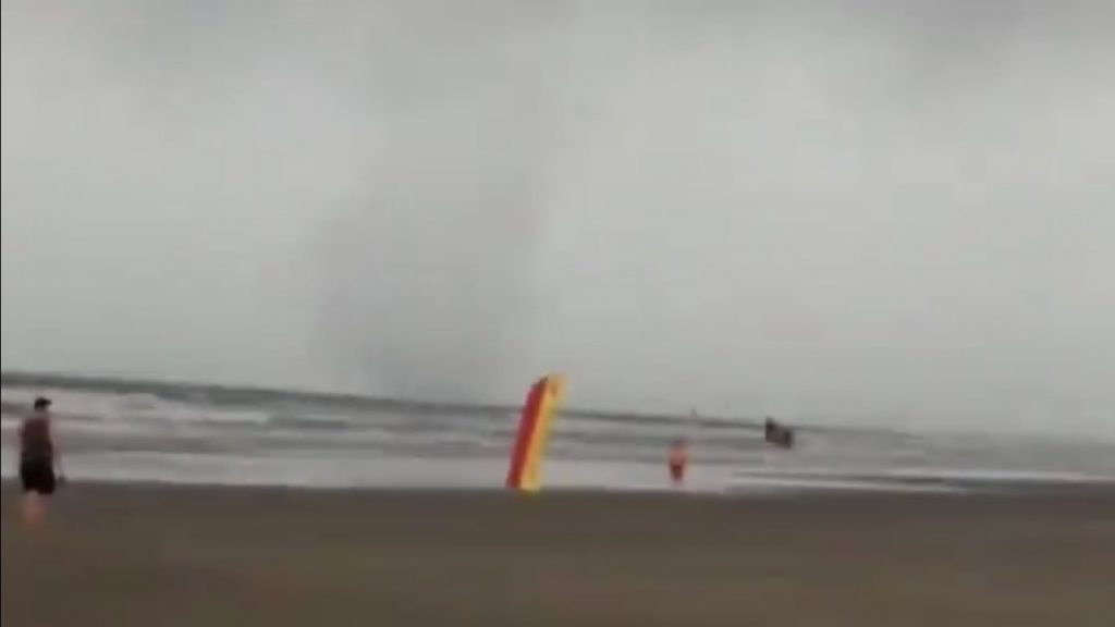 Tornado no mar e alagamentos no Paraná