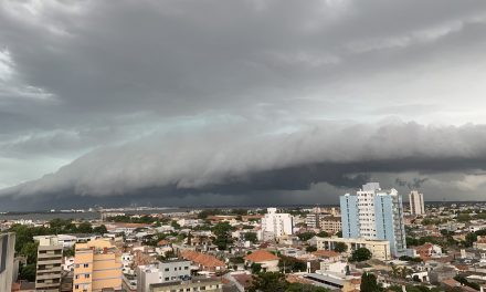 *^ALERTA** Temporais fortes a severos Frente fria avança em atmosfera muito quente que trouxe calor de 40°C a 41°C durante a tarde