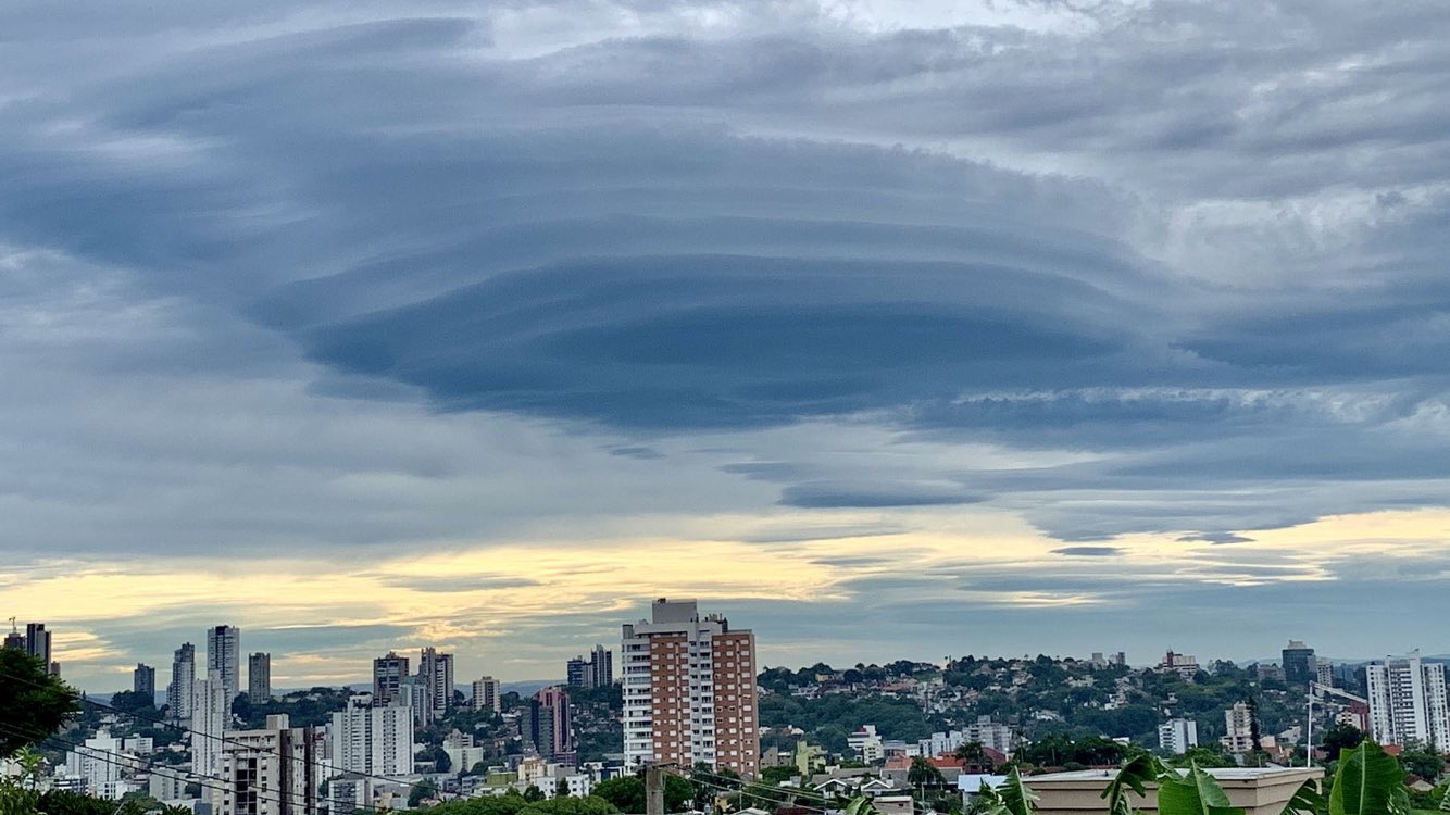 <span class="entry-title-primary">Forte jato traz lenticulares na Grande Porto Alegre</span> <h2 class="entry-subtitle">Formações foram observadas na manhã de hoje no Vale do Sinos. Entenda como as nuvens se formaram. </h2>