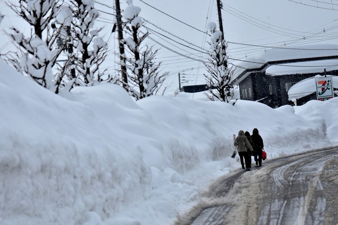 Japão enfrenta inverno de muitíssima neve Três grandes tempestades de neve atingiram o país em apenas um mês