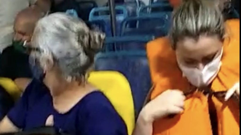 Vídeo mostra pânico em embarcação no temporal