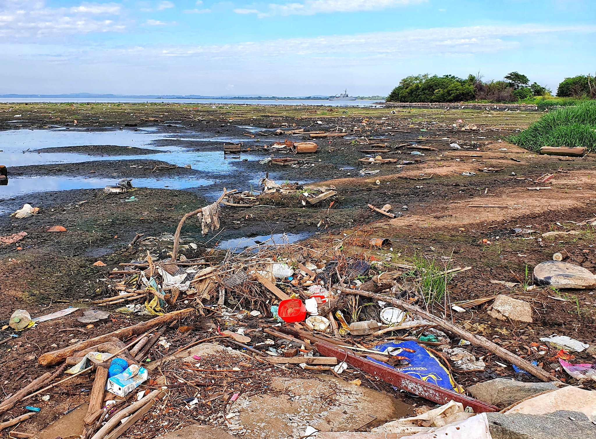 <span class="entry-title-primary">Estiagem revela tragédia ambiental em Porto Alegre</span> <h2 class="entry-subtitle">Grande quantidade de lixo e plástico é exposta com a diminuição do nível das águas pela chuva abaixo da média. Estudo da UFRGS já apontou presença de microplasticos no Guaíba e parte da poluição da Capital vai parar no Atlântico.</h2>
