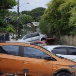 Pessoas nos telhados e carros arrastados em Florianópolis