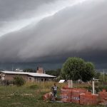 Frente de rajada e muitas tempestades na Argentina