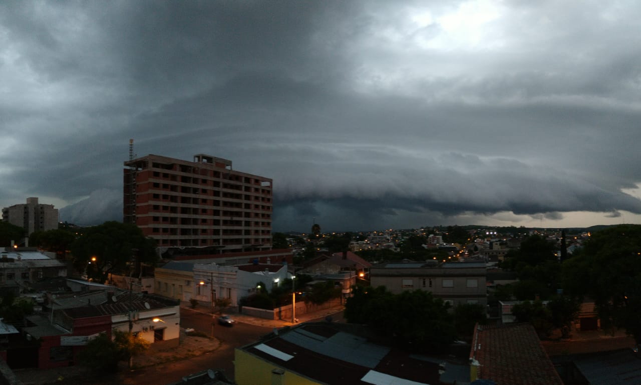 <span class="entry-title-primary">**ALERTA** Chuva localmente volumosa a excessiva</span> <h2 class="entry-subtitle">Pontos isolados do Rio Grande do Sul e do Sul do Brasil podem ter episódios de chuva com volumes muito altos em curto período </h2>