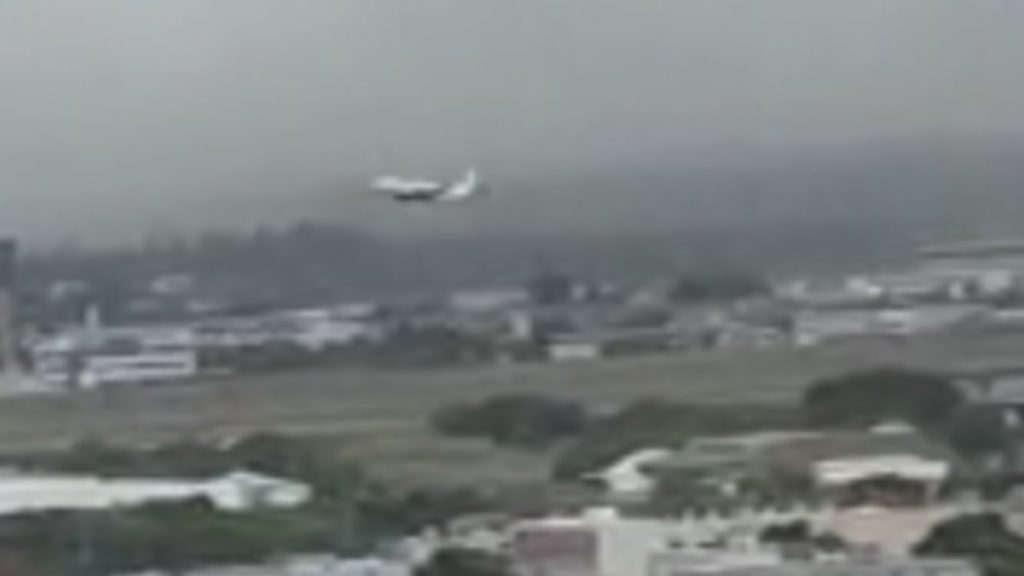 Vídeo registra vendaval e arremetida no Salgado Filho