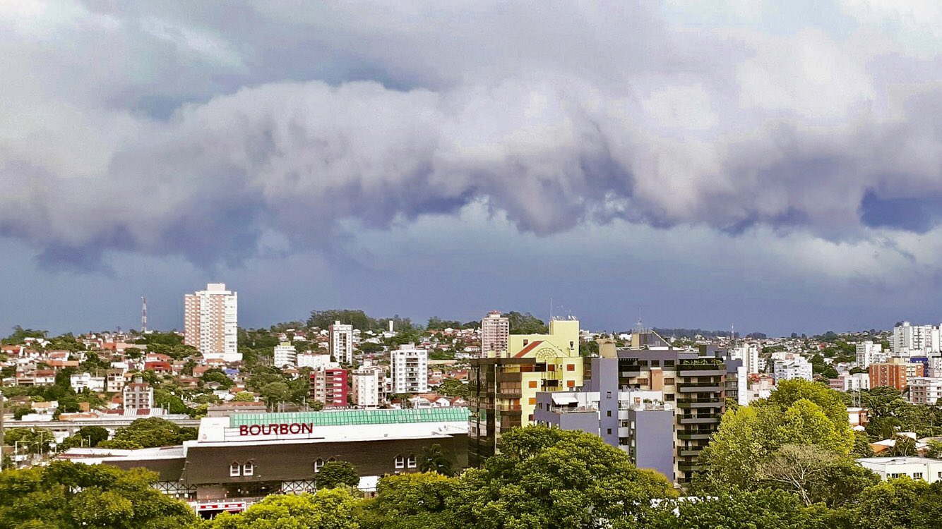 <span class="entry-title-primary">Vendaval e chuva forte na Grande Porto Alegre</span> <h2 class="entry-subtitle">Rajadas ficaram perto de 90 km/h no começo da tarde deste sábado </h2>