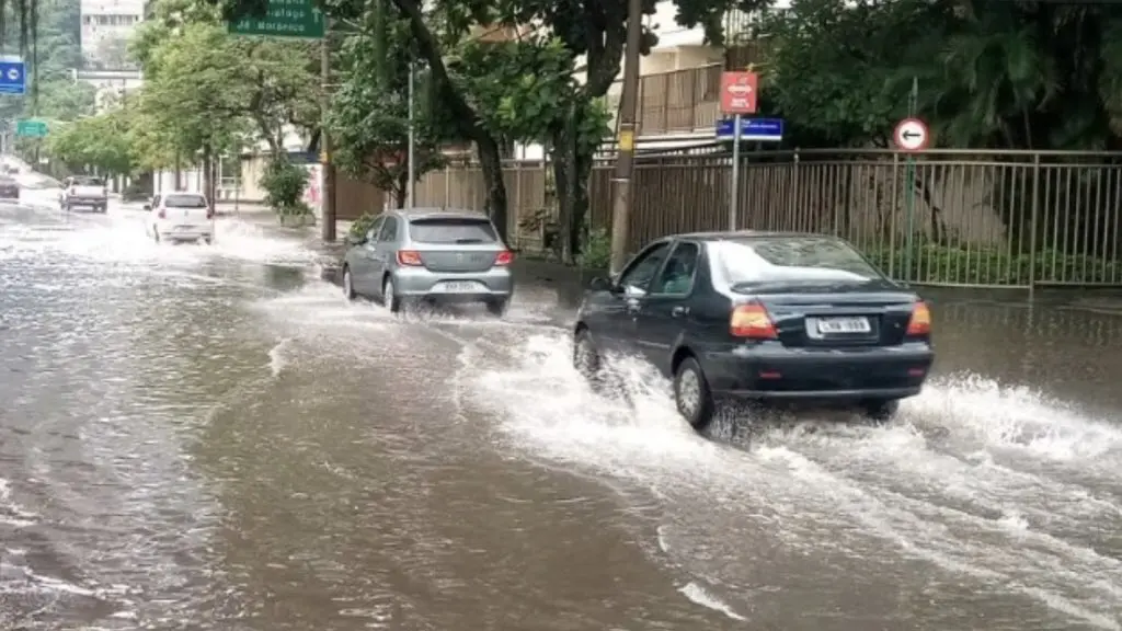 <span class="entry-title-primary">Chuva intensa no Rio de Janeiro</span> <h2 class="entry-subtitle">Temporal atingiu a capital fluminense neste sábado e o risco de chuva forte prossegue neste fim de semana </h2>