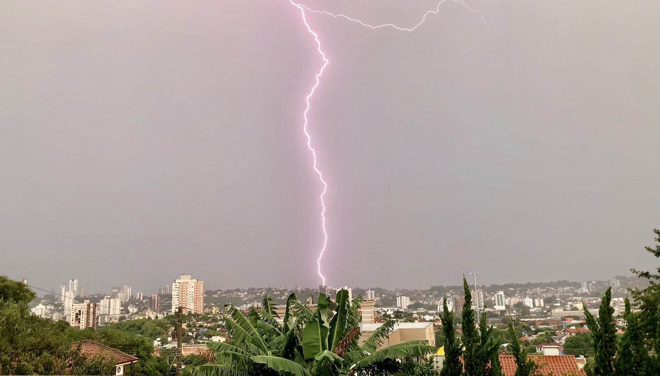 <span class="entry-title-primary">Temporais isolados nas próximas horas</span> <h2 class="entry-subtitle">Forte calor favorece formações de nuvens carregadas localizadas </h2>