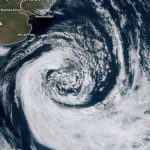 Enorme ciclone no Atlântico Sul