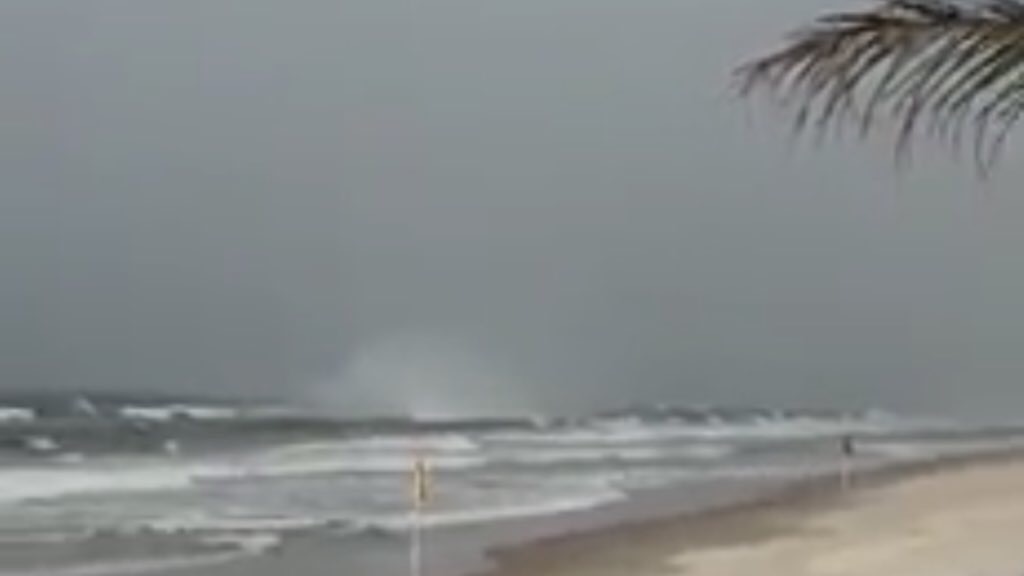 <span class="entry-title-primary">Tornado no litoral do Paraná</span> <h2 class="entry-subtitle">Fenômeno foi observado na praia de Matinhos ontem e não deixou vítimas </h2>
