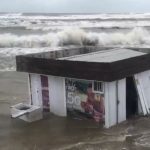 Mar causa estragos e invade ruas no Litoral Norte