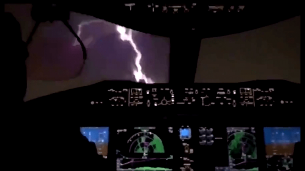 Vídeo mostra raio atingindo “bico” de avião