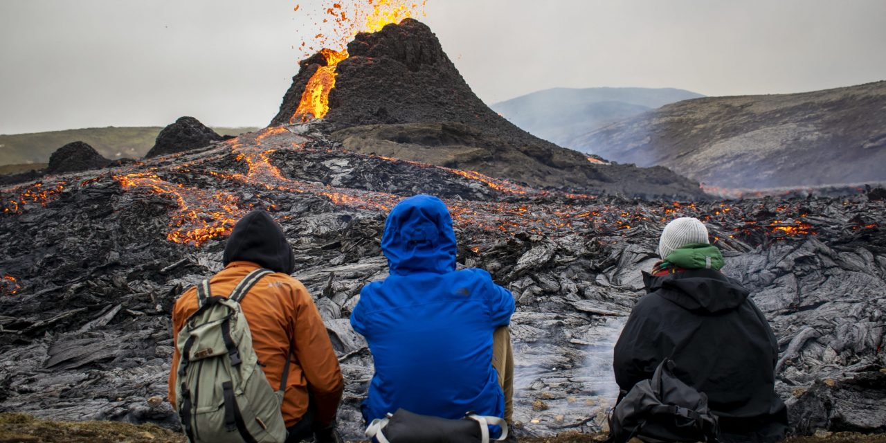 <span class="entry-title-primary">Vulcão vira festa com cachorro quente, marshmallows e jogo de vôlei</span> <h2 class="entry-subtitle">Pequena erupção na Islândia se transforma em atrativo para a população local que se diverte junto aos rios de lava </h2>