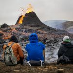 Vulcão vira festa com cachorro quente, marshmallows e jogo de vôlei