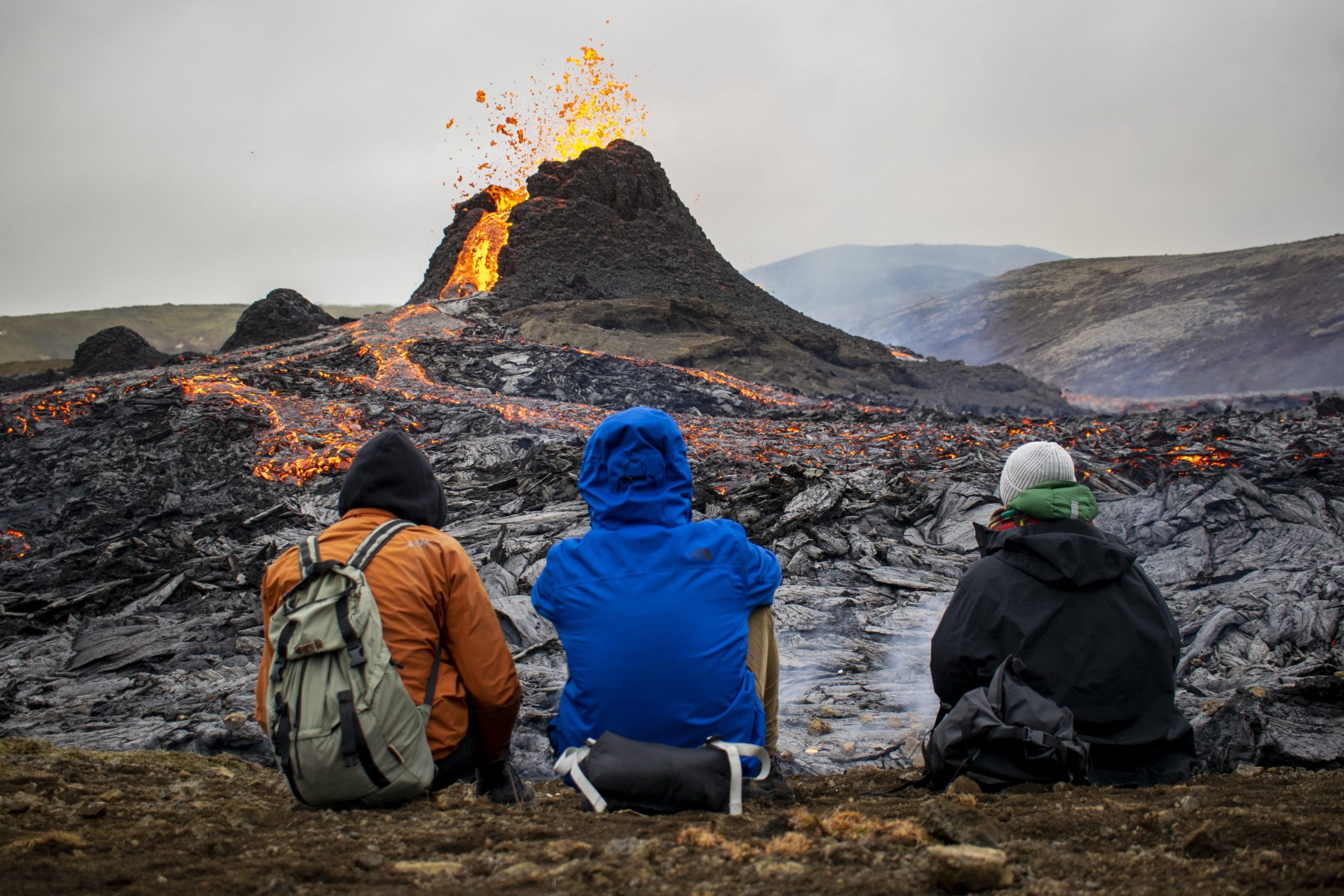 <span class="entry-title-primary">Vulcão vira festa com cachorro quente, marshmallows e jogo de vôlei</span> <h2 class="entry-subtitle">Pequena erupção na Islândia se transforma em atrativo para a população local que se diverte junto aos rios de lava </h2>