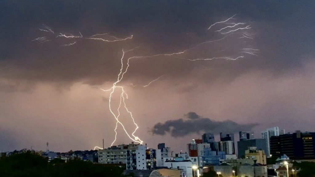 Frente fria trará chuva e temporais neste fim de semana